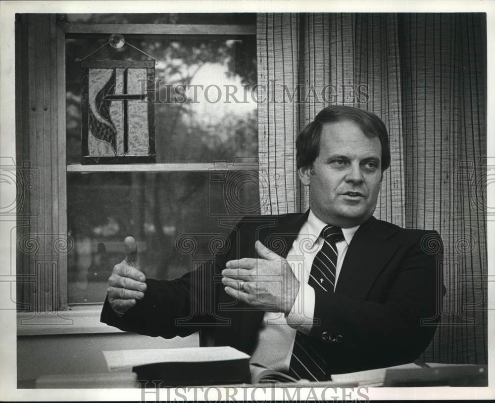 1982 Press Photo Rev. Gerald Phillips speaks at St. Andrew&#39;s Methodist Church- Historic Images