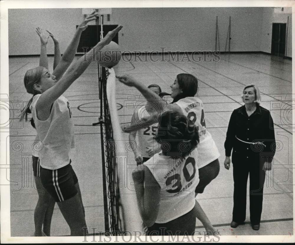 1971 Press Photo Hally Poindexter coaches volleyball at University of Houston- Historic Images