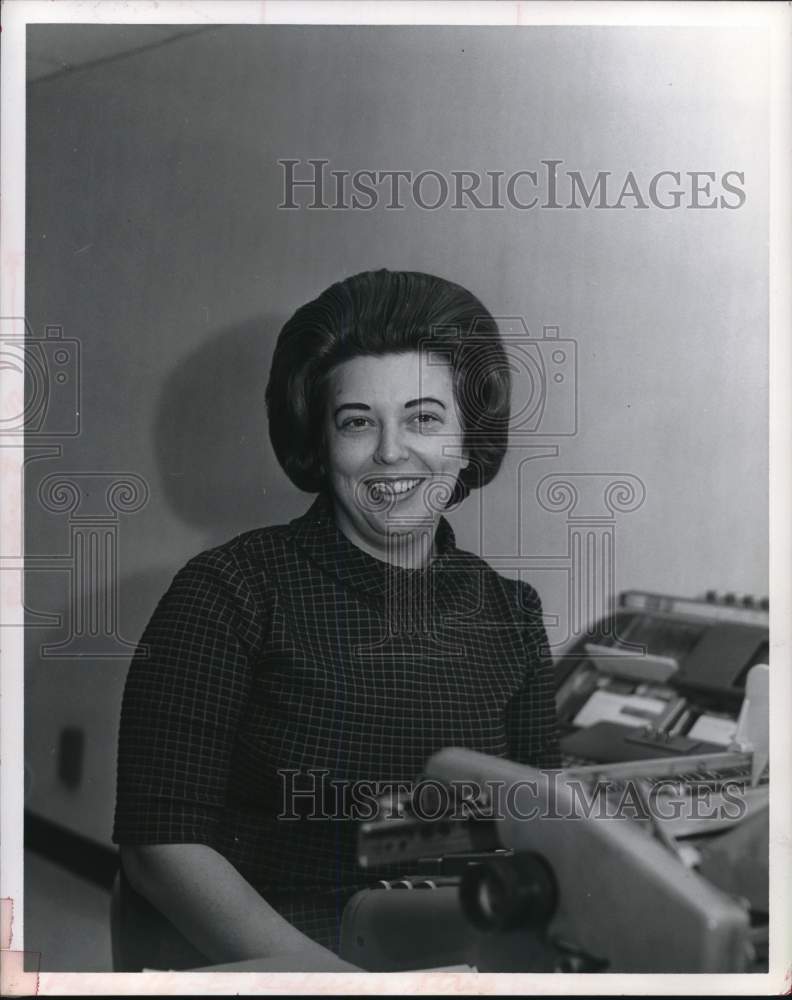 1968 Press Photo Kay Poe vacations in Corpus Christi, Texas. - hcb30021