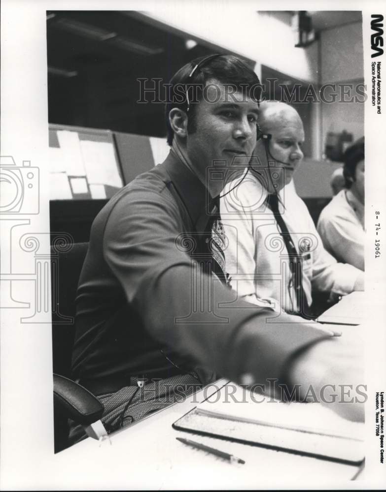 Press Photo Don Puddy at the LBJ Space Center works on Apollo Space Missions- Historic Images