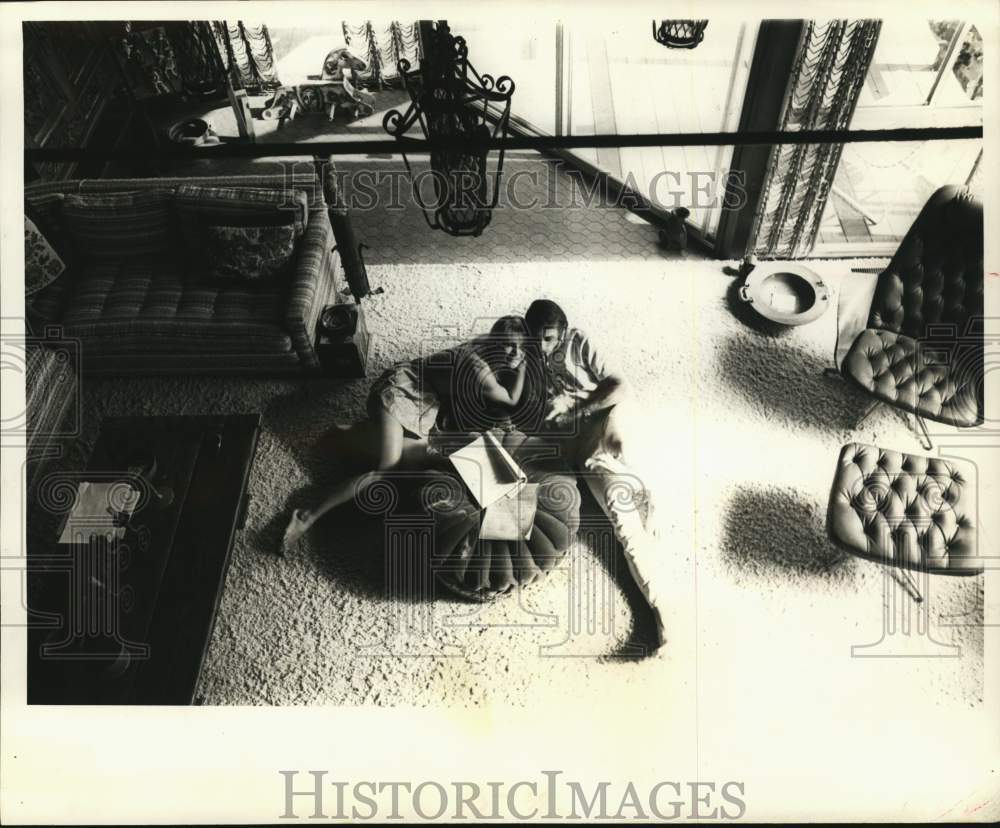 1968 Press Photo Elke Sommer and husband Joe Hyams posing in their home