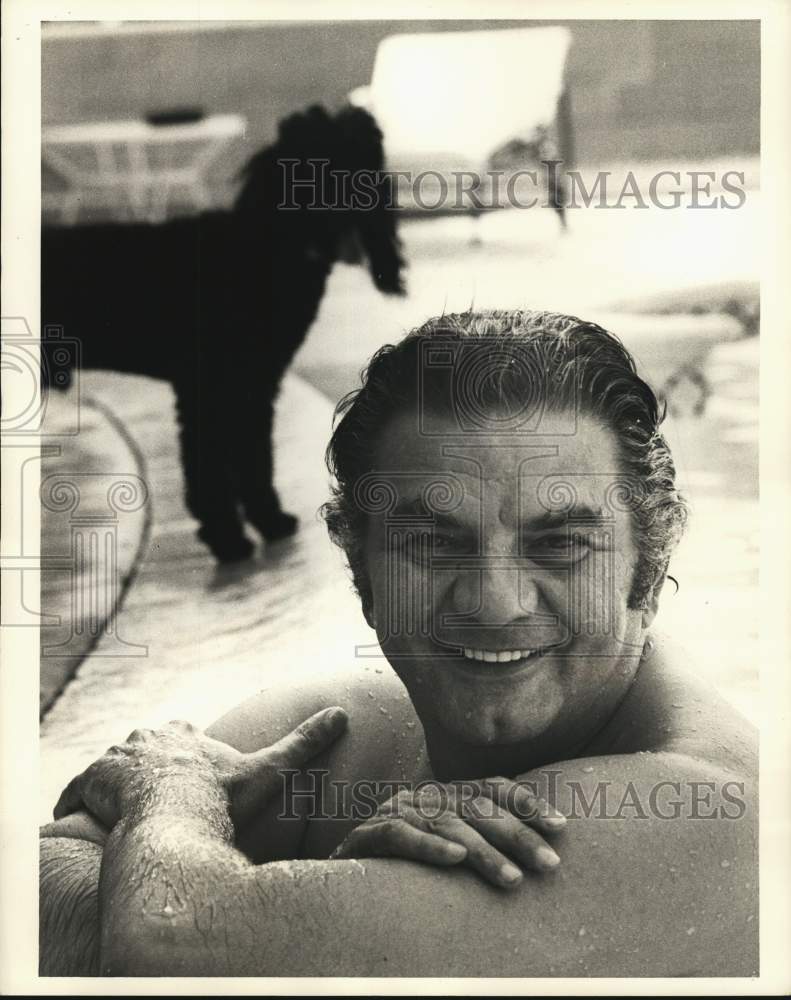 1972 Press Photo Jimmy &quot;The Greek&quot; Snyder and pet poodle at his backyard pool- Historic Images