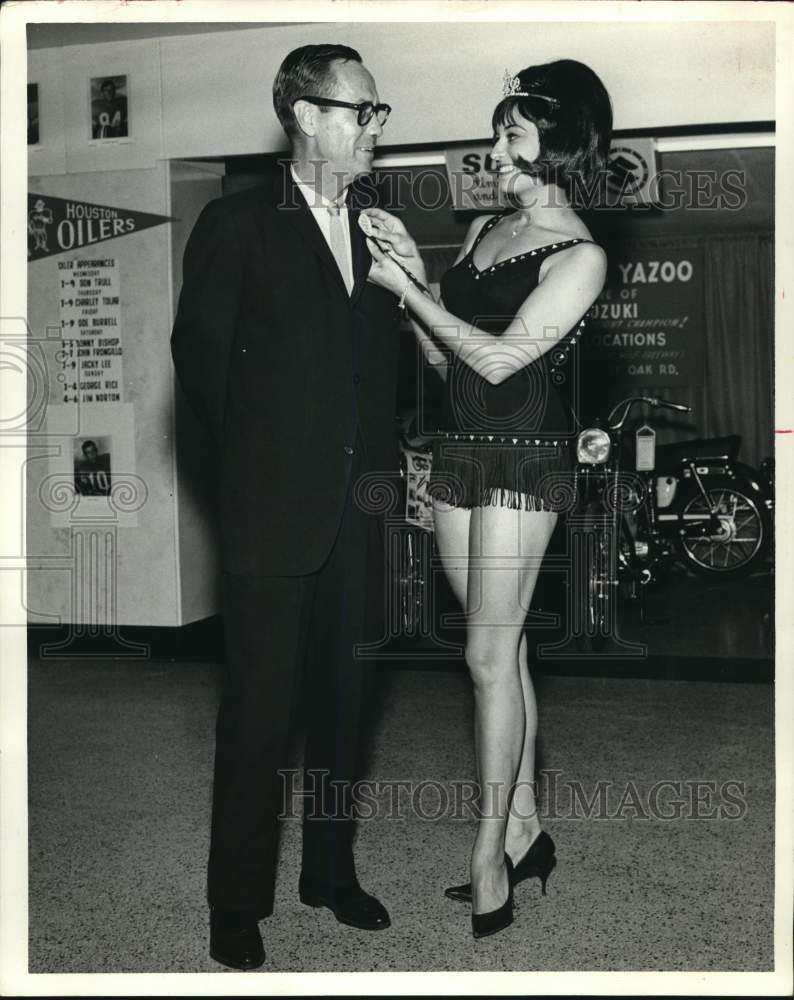 1967 Press Photo Luke Spear receives Sportsmen&#39;s Show dealer tag from E. Samuels- Historic Images