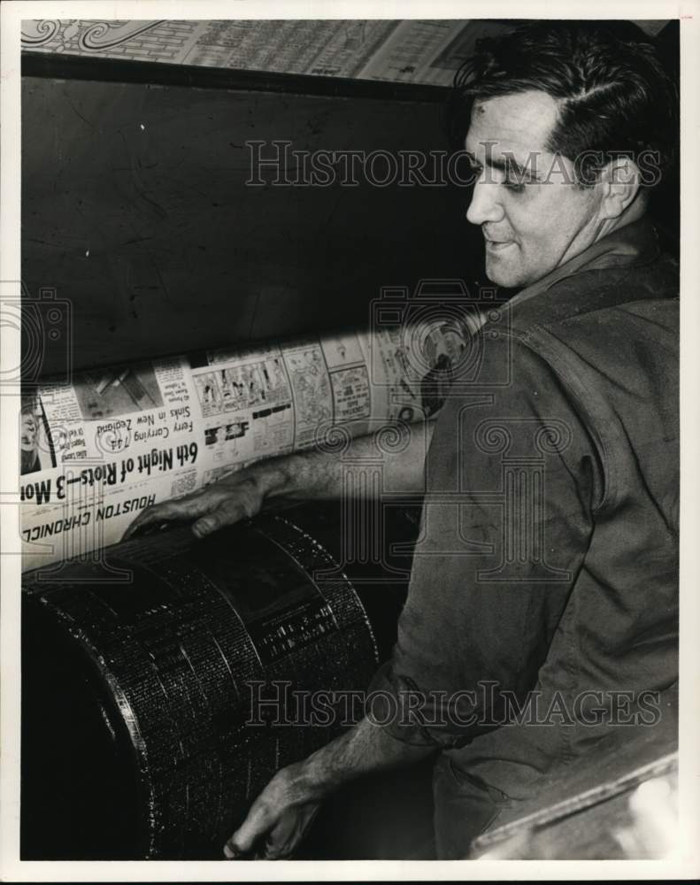 1968 Press Photo Joe Townsend changes the press plates for the next days edition- Historic Images