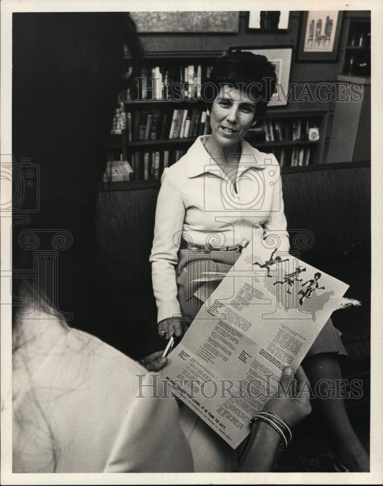 1971 Press Photo Norma Stone, Beverly Fritz discuss Week of the Young Child- Historic Images