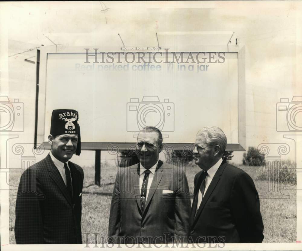 1966 Press Photo Shriner Doyle Stuckey thanks Maxwell House representatives