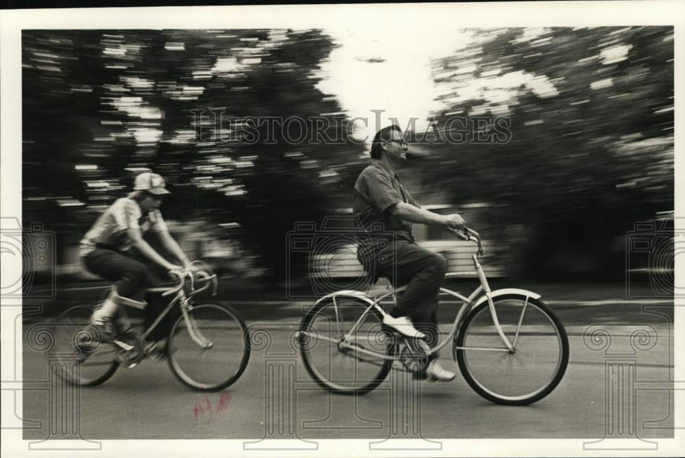 1976 Press Photo Robert Strickland, TOPS member, and Carl Strickland ride bikes- Historic Images