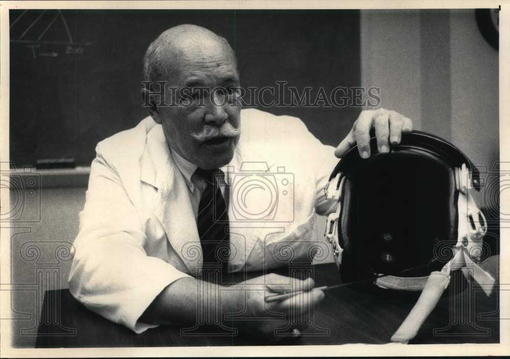 1988 Press Photo Robert Van Patten, leader of GLOC research at Ohio lab.- Historic Images