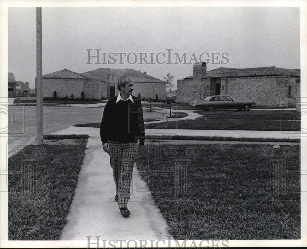 1974 Press Photo The Reverend James C. Sherf begins his door-to-door campaign- Historic Images