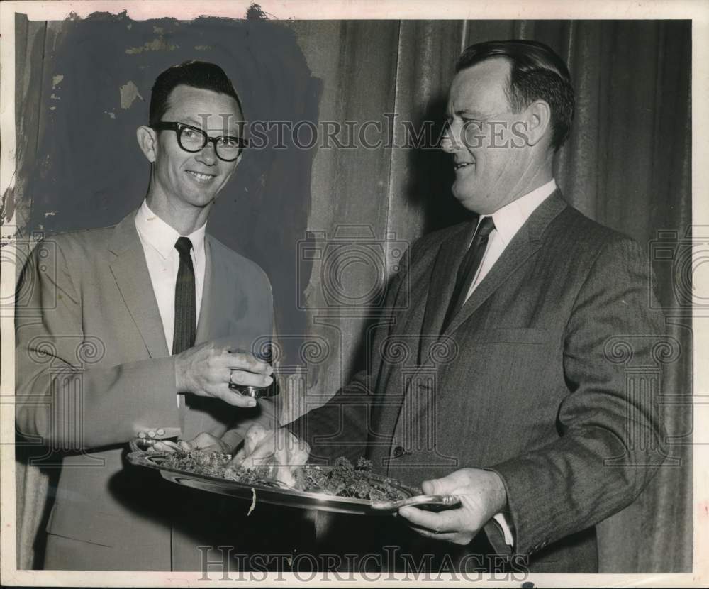 1961 Press Photo Texas Superintendents W. Thorne, G. Scarborough swap trophy- Historic Images