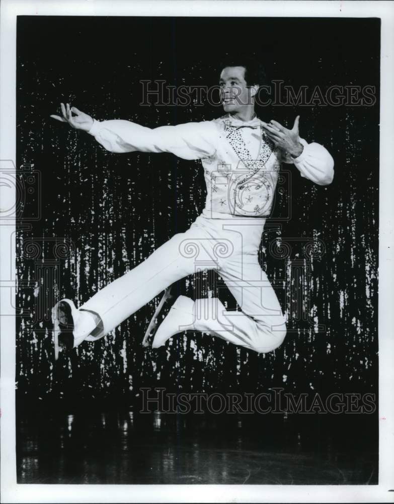 1982 Press Photo Charlie Tickner leaps in &quot;Hello World, Hello!&quot; Ice Capades show- Historic Images