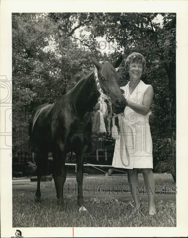 1967 Press Photo Mrs. James McDivitt at Gulf Coast Arabian Charity Horse Show- Historic Images