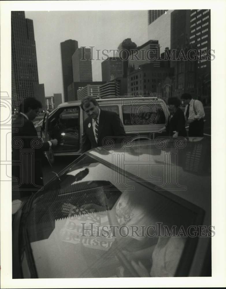 1968 Press Photo Texas Attorney General, Jim Mattox campaigns & talks to people