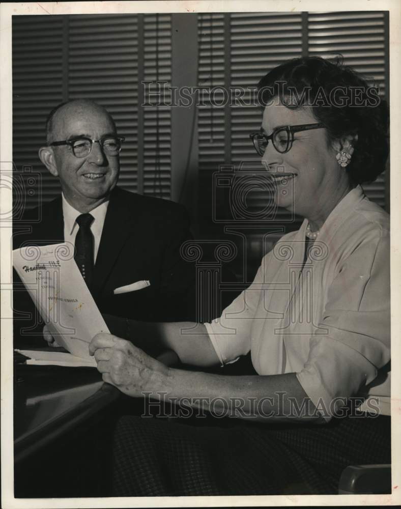 1962 Press Photo Houston School leaders talk: Dr. Edwin Martin, Mauryne Dailey- Historic Images