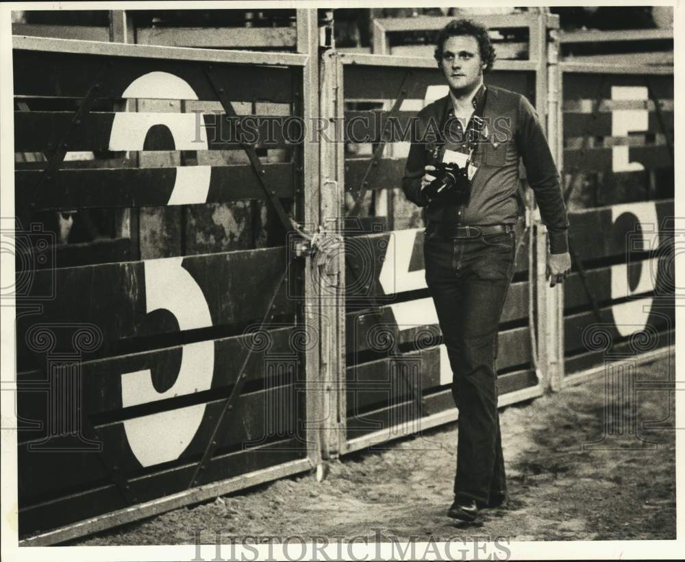 1982 Press Photo Rodeo photographer Dr. Frank Martin hard at work in Houston- Historic Images