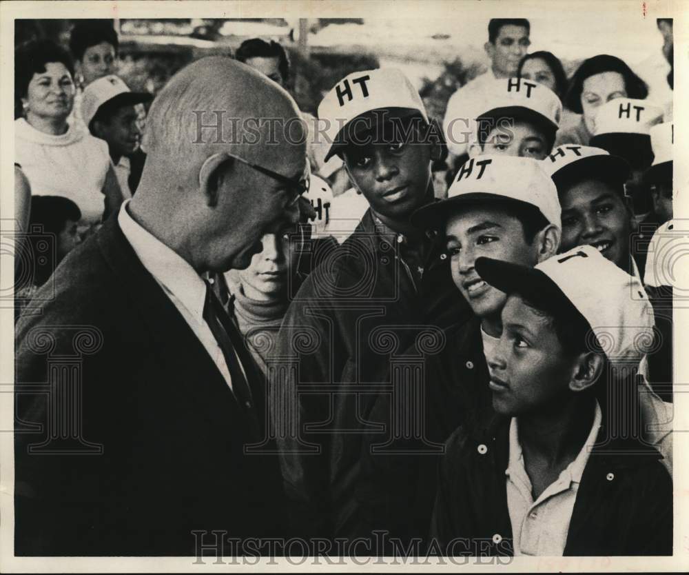 1968 Press Photo City Councilman A.L. MIller greets baseball players - hcb37269- Historic Images