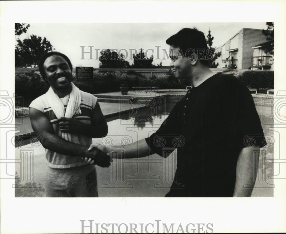 1989 Press Photo Vince McDuell and Jim Hines shake hands after pool rescue- Historic Images