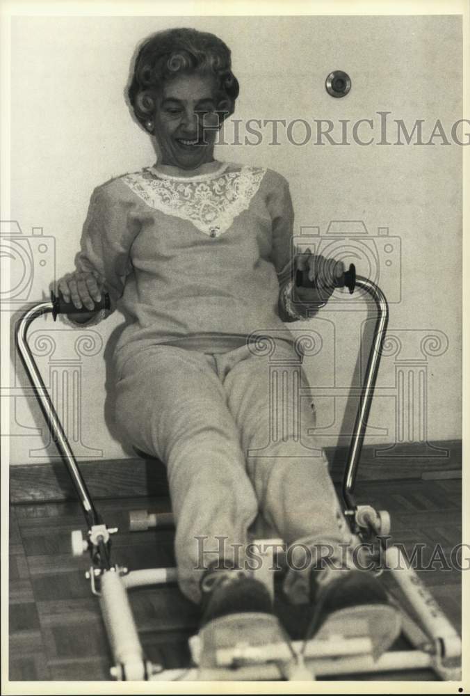1988 Press Photo Margaret Miko exercises on rowing machine at Baltimore hospital- Historic Images