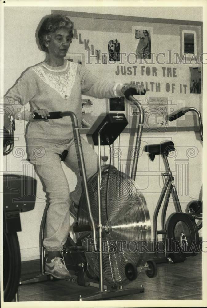 1988 Press Photo Margaret Miko works on stationary bike at Baltimore hospital- Historic Images