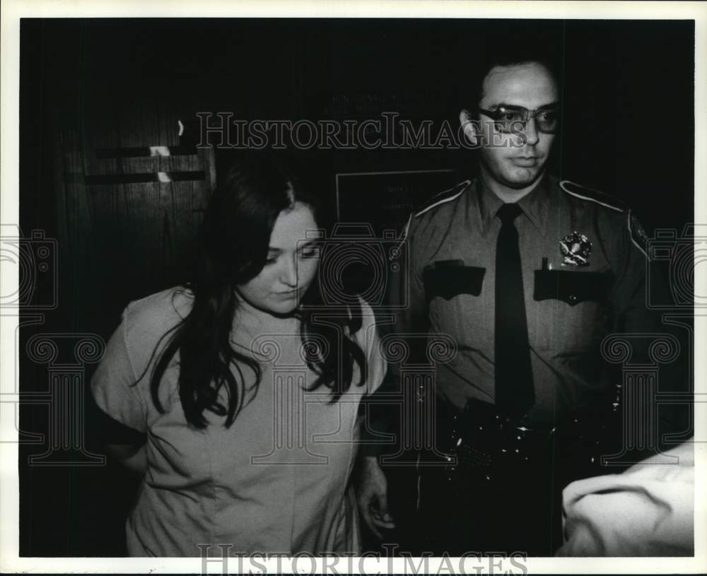 1988 Press Photo Police officer leads convicted murderer Cynthia Campbell Ray- Historic Images