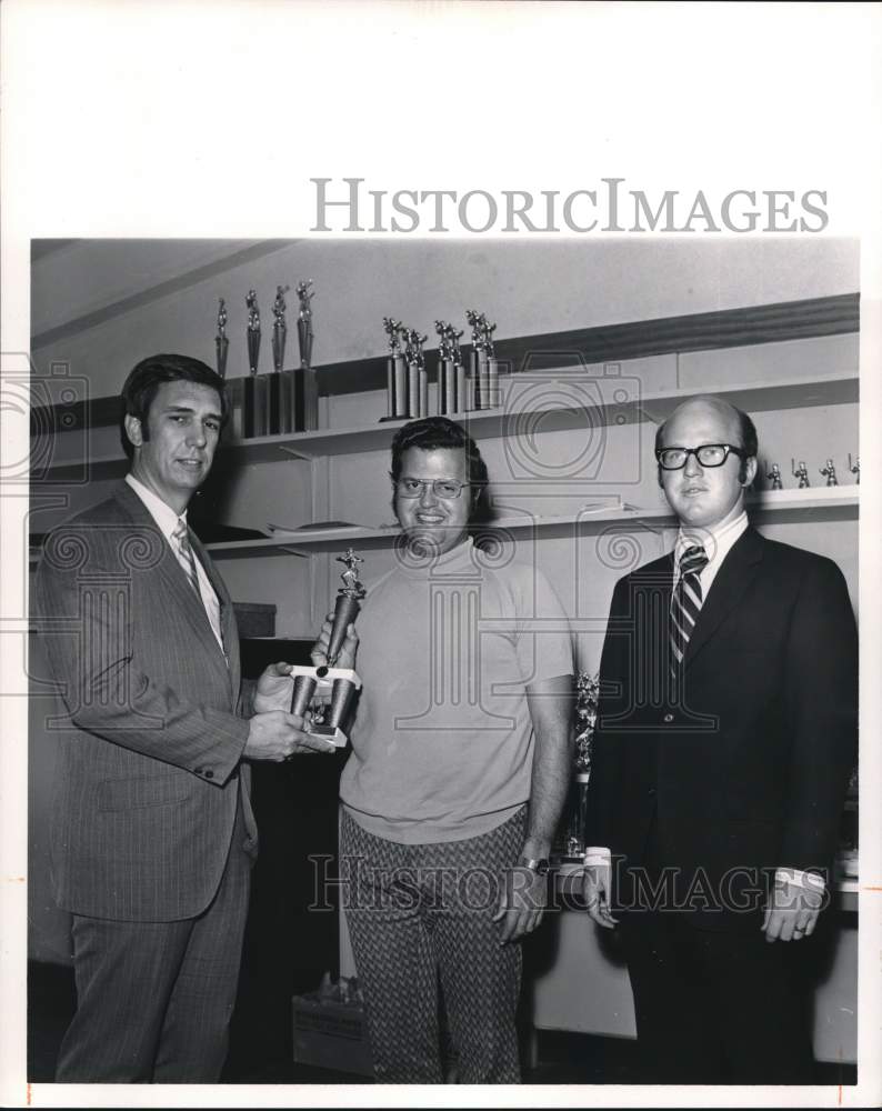 1972 Press Photo Ted Miller and Dennis Boyd receive award from Vince Datta- Historic Images