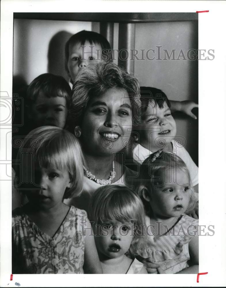 1990 Press Photo The Crayon Club daycare worker Rachel Mendez with kids- Historic Images