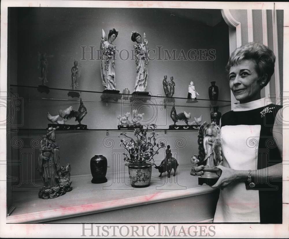 1967 Press Photo Mrs. Floyd Karsten shows her collection of ivories and jades