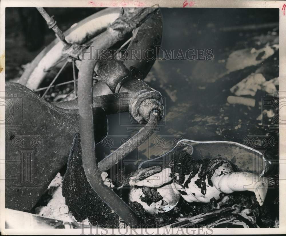 1962 Press Photo Tricycle and doll in ashes of burned home in Houston- Historic Images