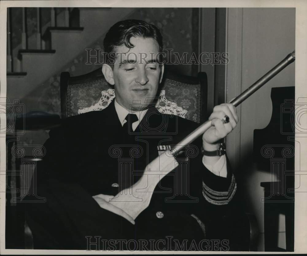 Press Photo Lieutenant Commander Iliffe Richardson holds rifle - hcb41563