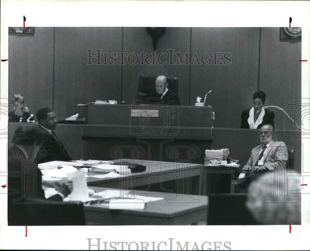 1990 Press Photo Sandra Renfro testifies during divorce proceedings - hcb41740- Historic Images