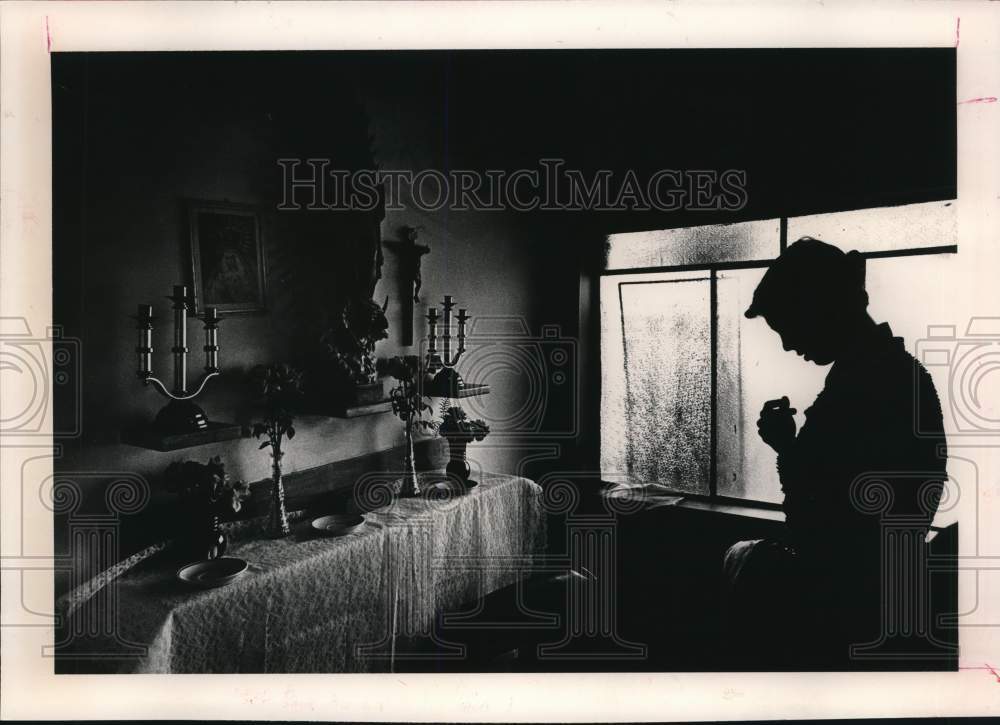 1981 Press Photo Bullfighter David Renk prays in a Juarez bullring chapel- Historic Images