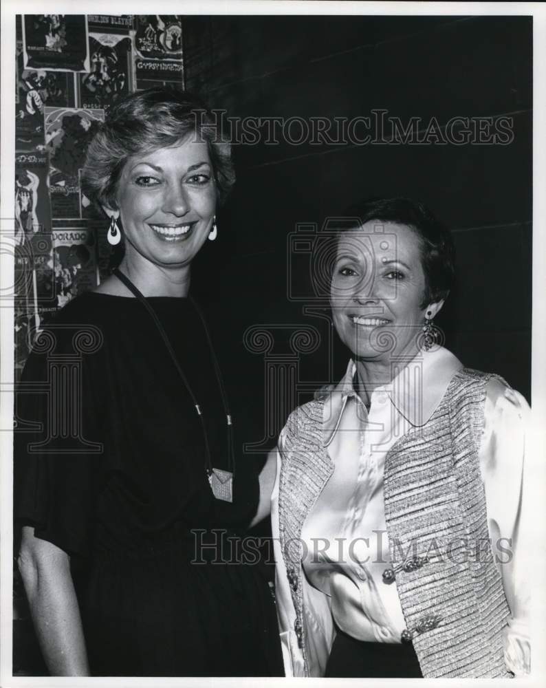 1977 Press Photo Diane Fawcett Walls, &amp; Beverly Wren at dinner-party in Houston.- Historic Images