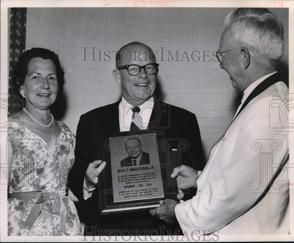 1963 Press Photo Edgar Brown honors Neill Masterson at Shamrock Hilton dinner- Historic Images