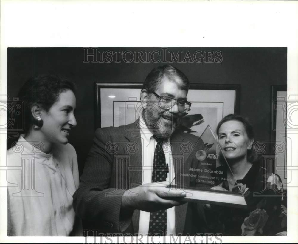 1988 Press Photo Virgil Wildey shows trophy to Louisa Sarofim and Julie Cohn- Historic Images