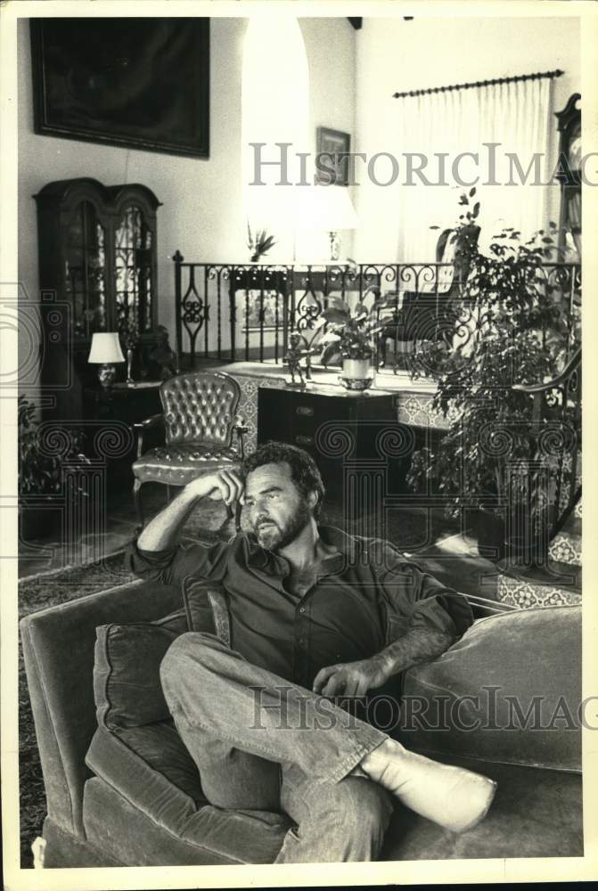 1981 Press Photo Actor Burt Reynolds rests during movie shoot in Vancouver, BC.- Historic Images