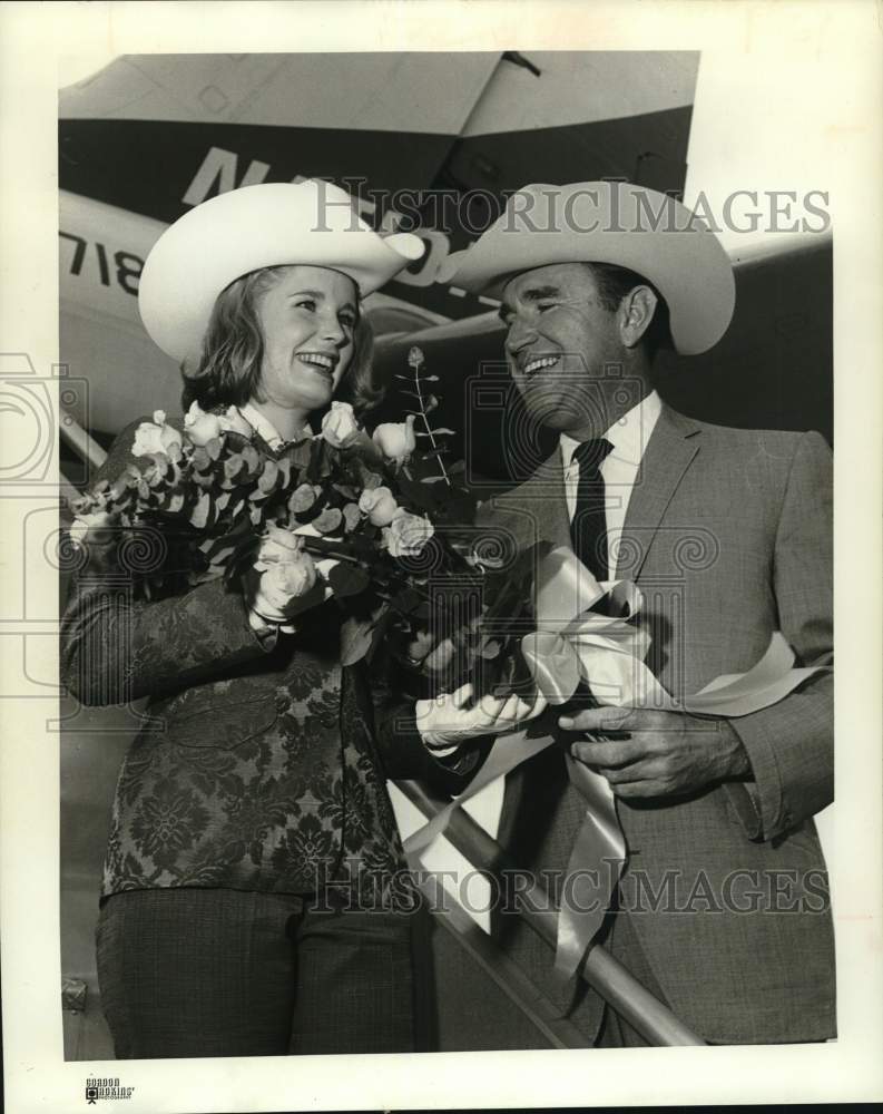 1964 Press Photo Miss Rodeo Houston Linda Parish with roses from M.C. Caudle.- Historic Images