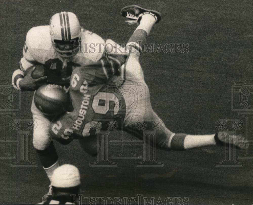 1970 Press Photo Houston Oiler Ken Houston tackles Boston Patriot Jim Nance- Historic Images