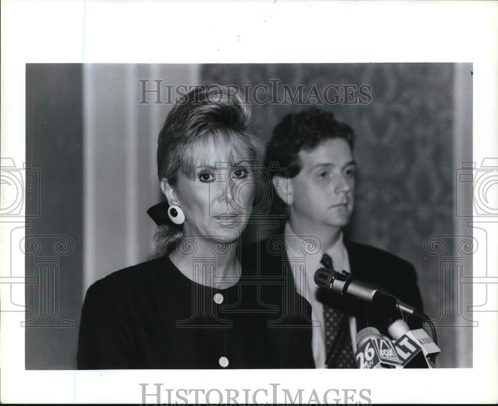 1990 Press Photo Leslie Vallone of Houston Turf Club at press conference- Historic Images