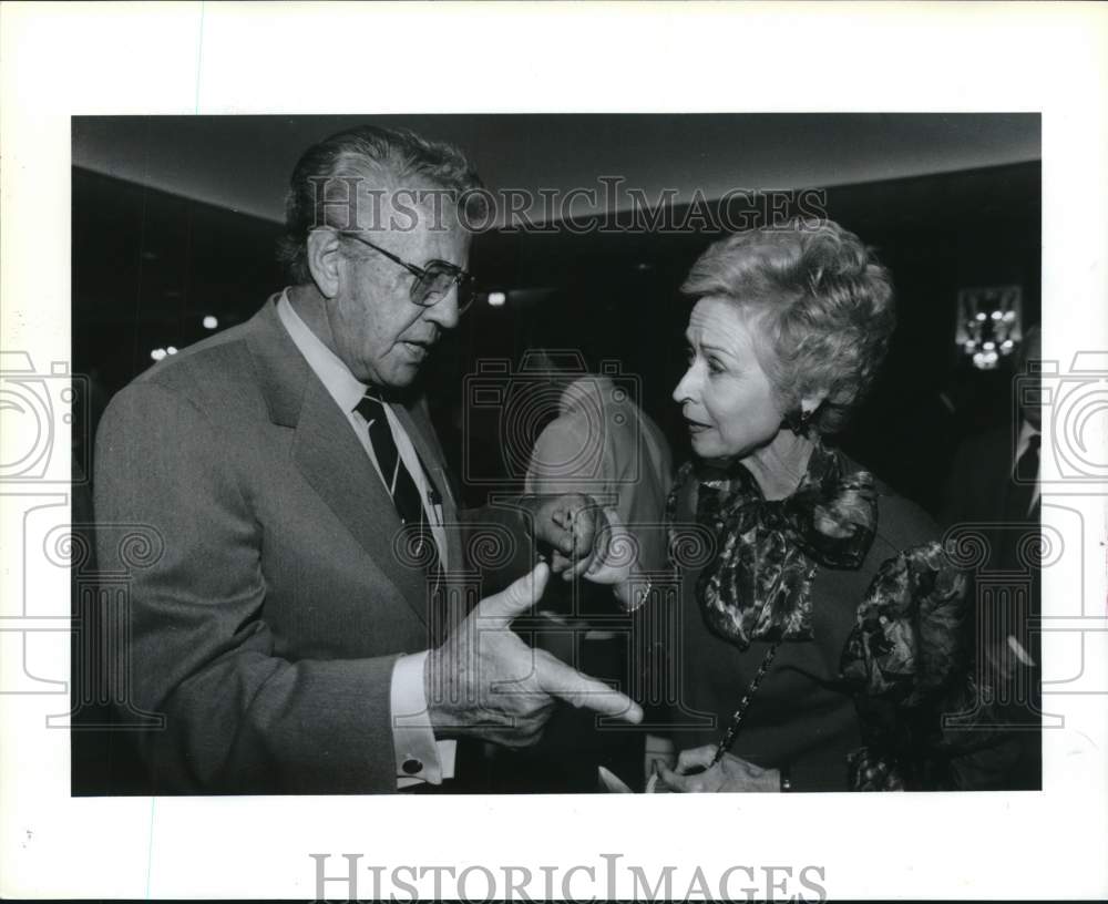 1990 Press Photo Reverend Winfred Moore talks with Gloriana Parchman - hcb46398- Historic Images