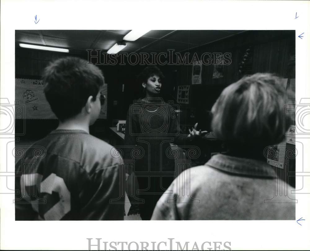 1989 Press Photo Social worker Cheryl Moore talks with Houston students- Historic Images