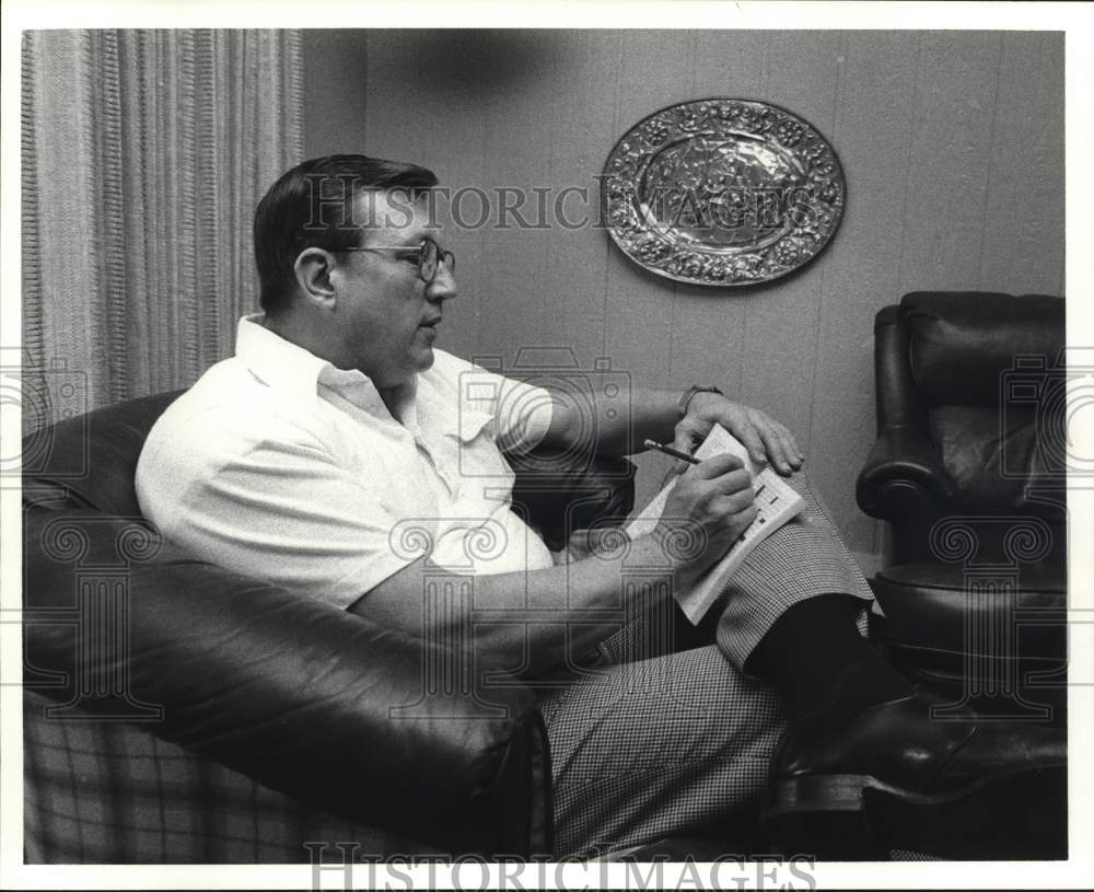 1980 Press Photo Ray Vigneault works on crossword puzzle - hcb46654- Historic Images