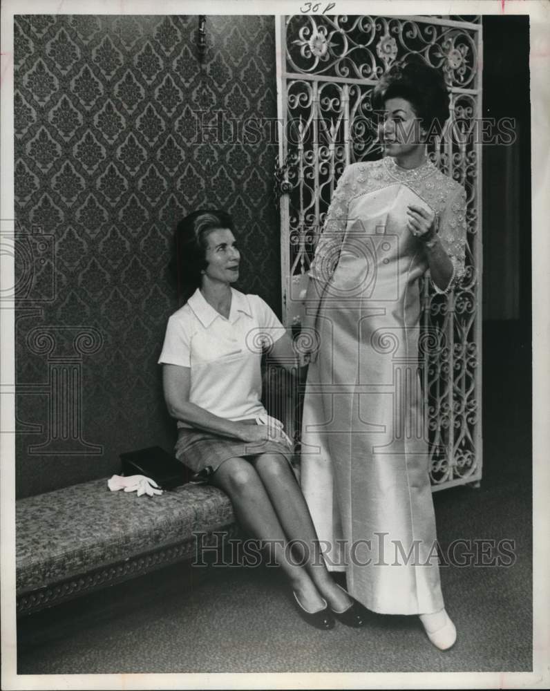 1968 Press Photo Lucille Uytterlinde, Johanna Burnett at Warwick Luncheon- Historic Images