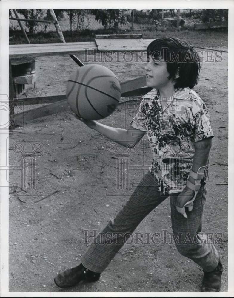 1976 Press Photo Gerry Villarreal plays basketball - hcb47391- Historic Images