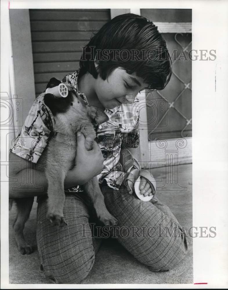 1976 Press Photo Gerardo &quot;Gerry&quot; Villarreal plays with his dog - hcb47393- Historic Images