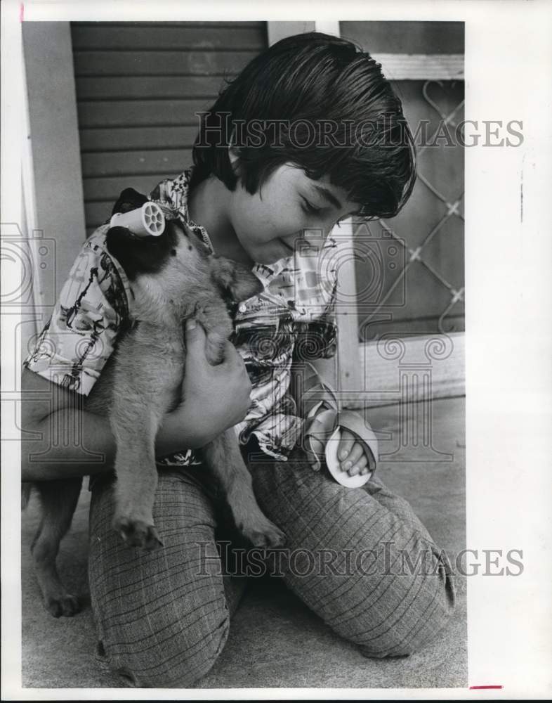 1976 Press Photo Gerardo "Gerry" Villarreal plays with his dog - hcb47393- Historic Images