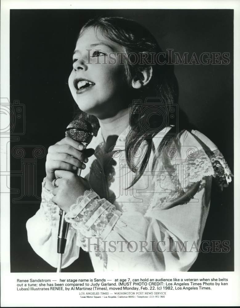 1982 Press Photo Entertainer Renee Sandstrom performing in front of an audience- Historic Images