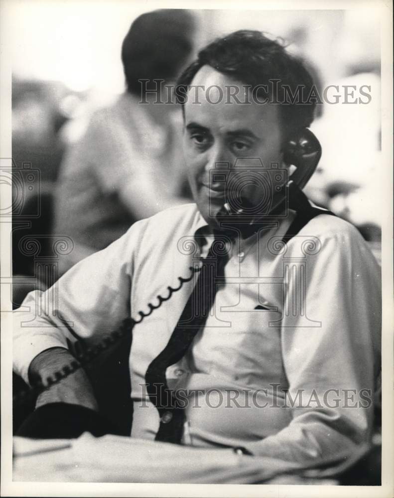 1968 Press Photo Sportswriter Wells Twombly in shirt and tie on the phone.- Historic Images