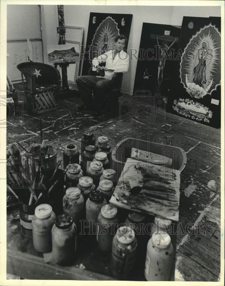 1981 Press Photo Earl Staley in his art studio with paint, brushes & paintings.- Historic Images
