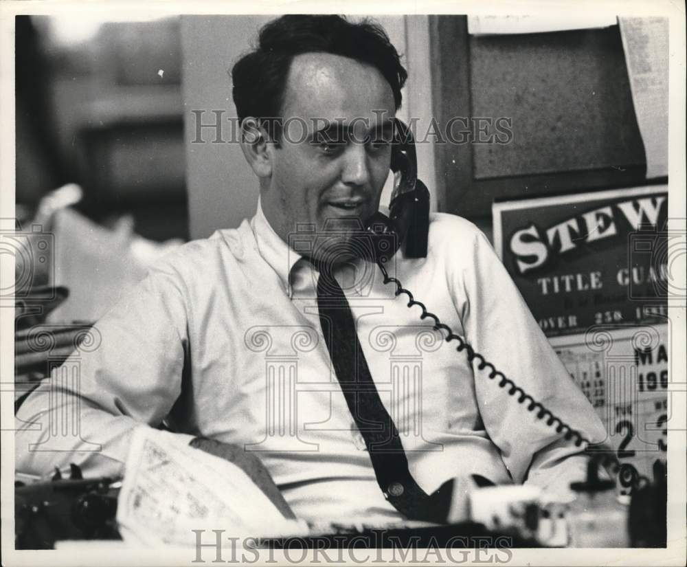 1968 Press Photo Sportswriter for Houston Chronicle, Wells Twombly at his desk.- Historic Images