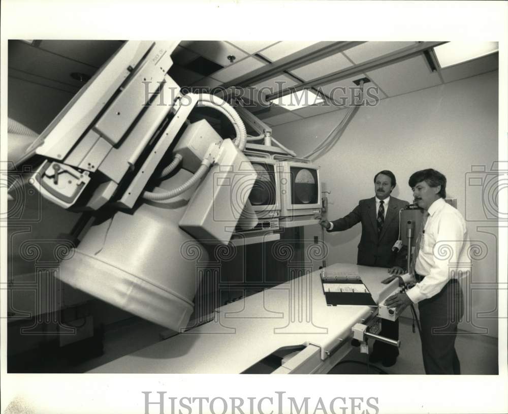 1991 Press Photo Michael Daley, Von Rogers make adjustments to machine at VA, TX- Historic Images